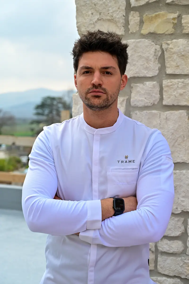 Chef Simone Selva in divisa Trame