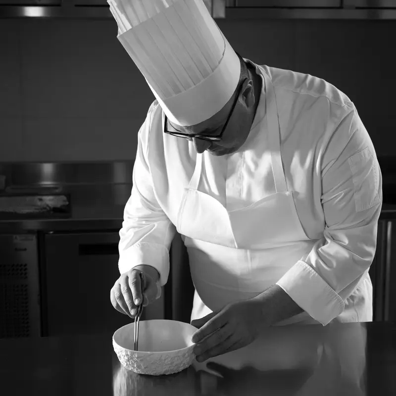 Chef al lavoro in cucina