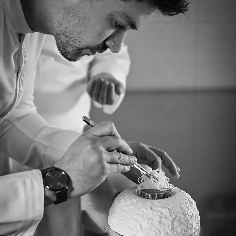 Chef Simone Selva durante l'impiattamento