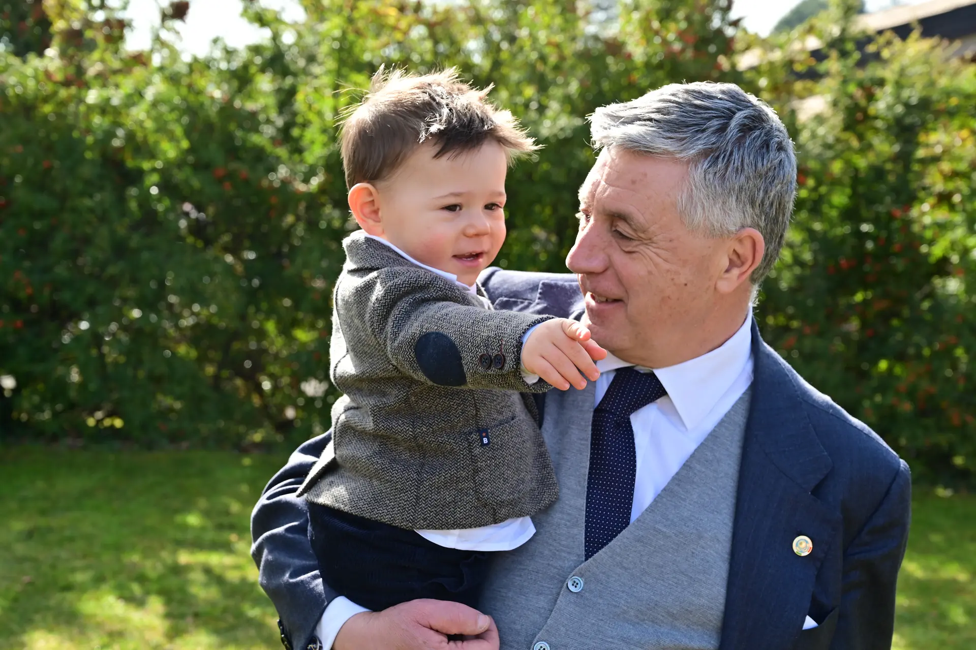 Nonno con nipote nella tenuta