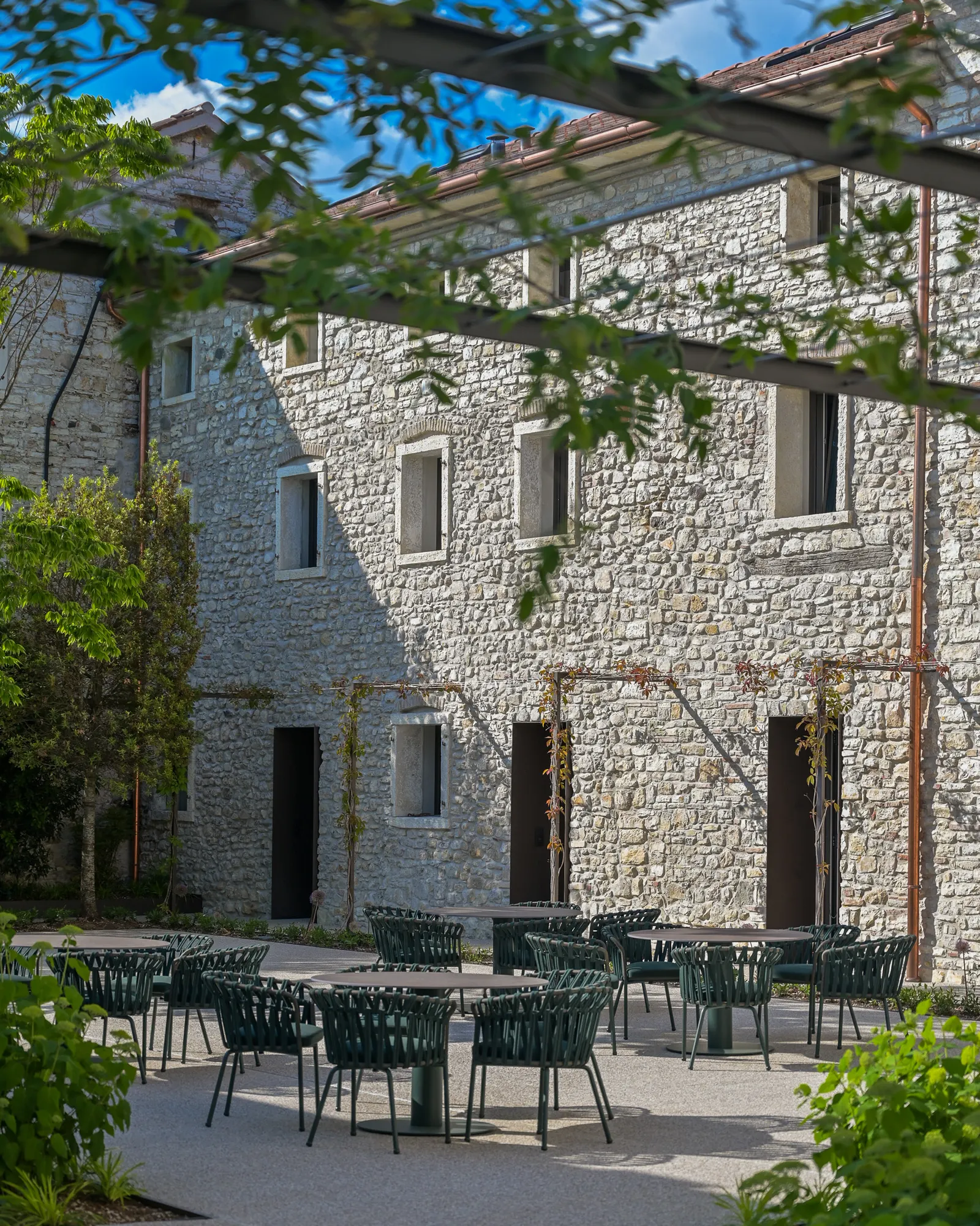 La corte dell'Al Toro Bistrò sotto la pergola