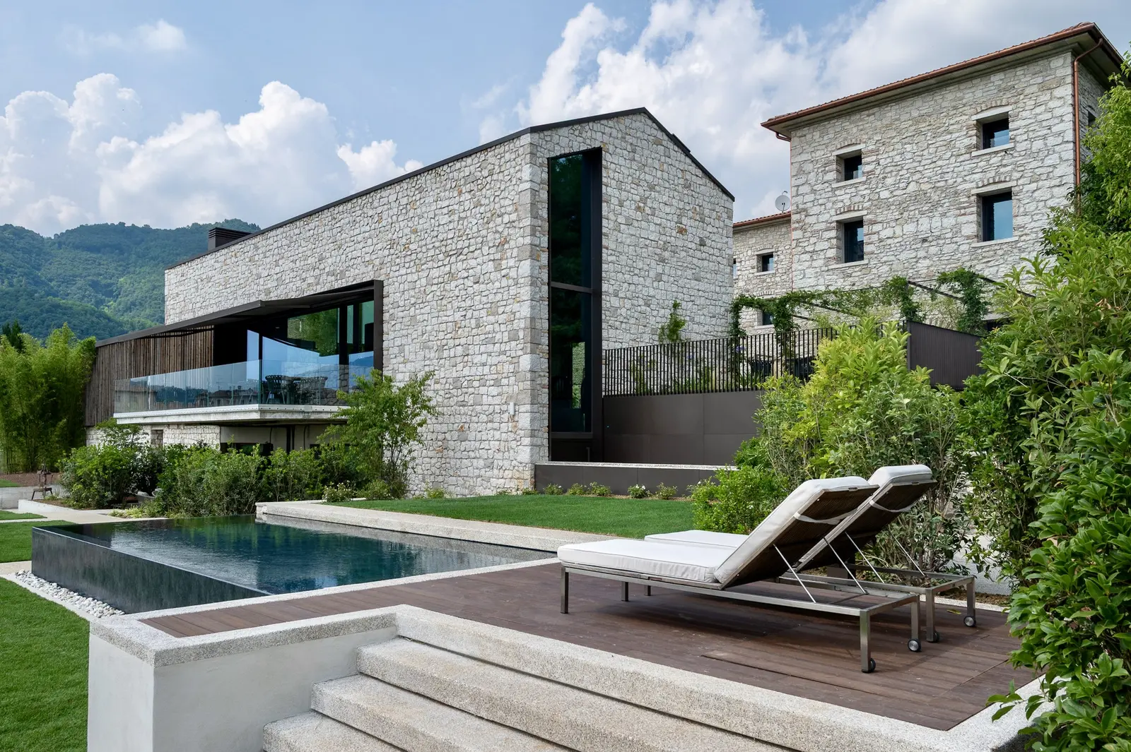 La piscina del Relais Borgo Taurino tra le case in pietra