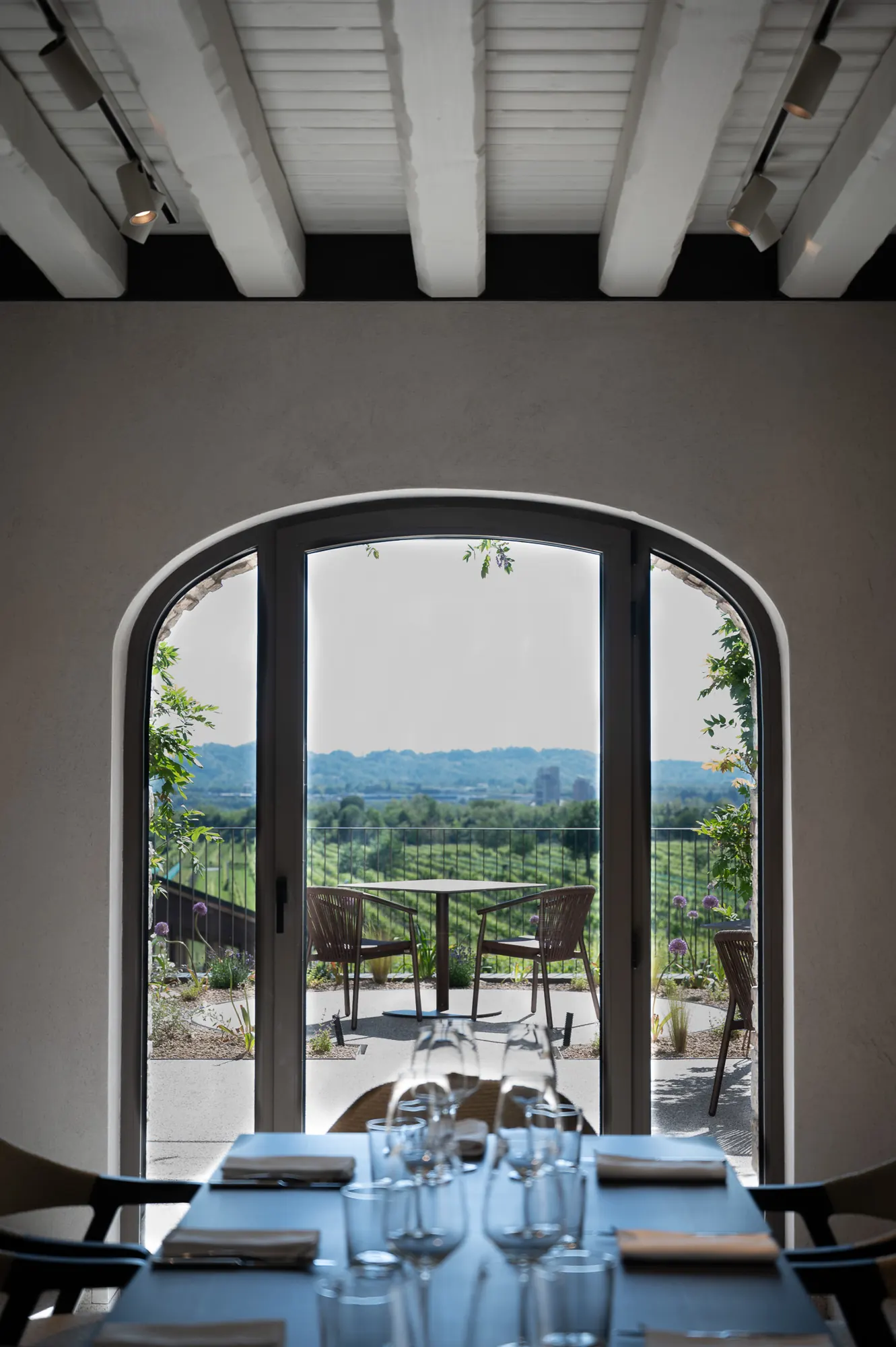 L'arco in pietra tra la sala e la terrazza sulle colline