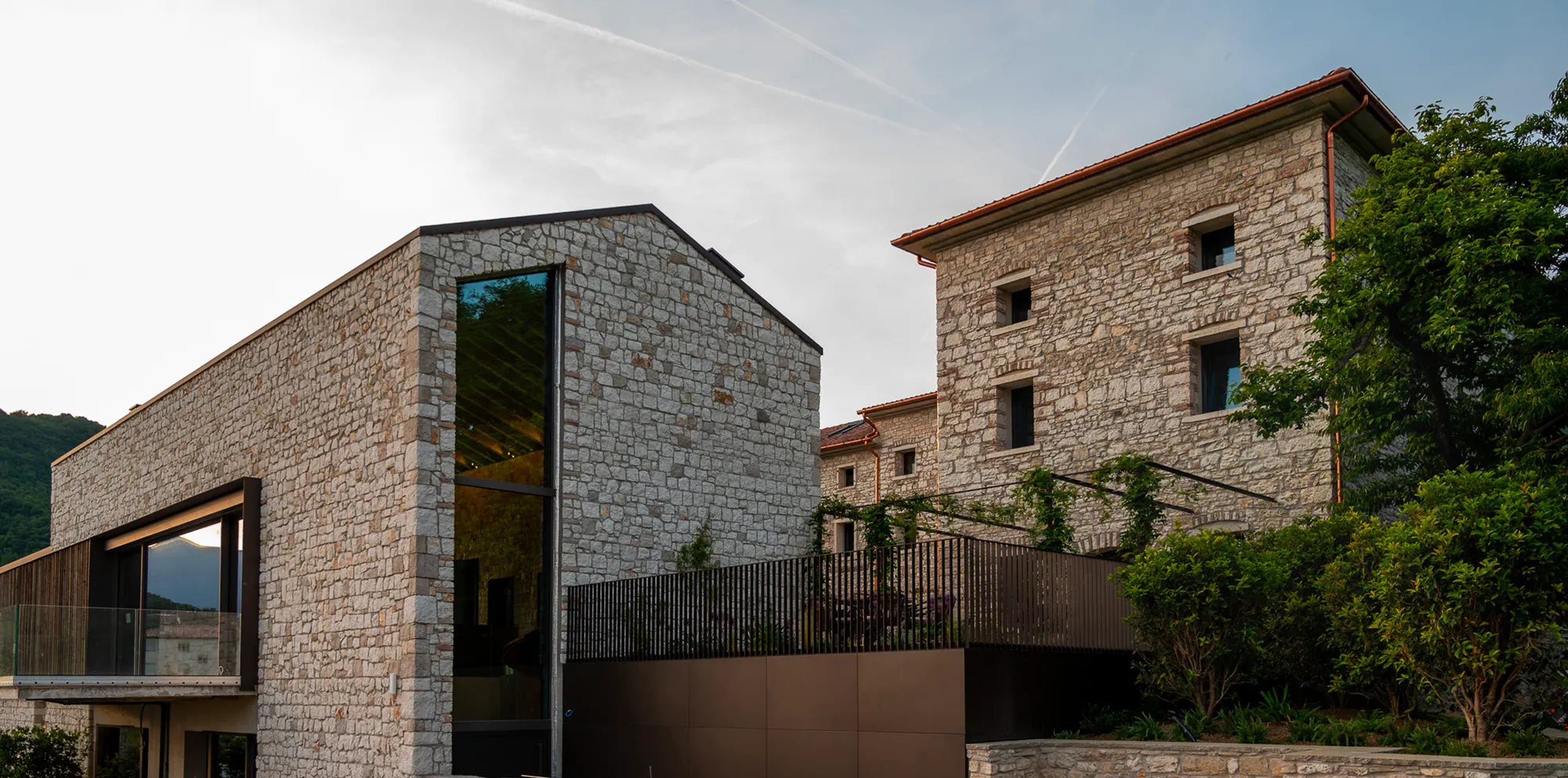 Il Relais Borgo Taurino al tramonto, tra pietra storica e linee contemporanee