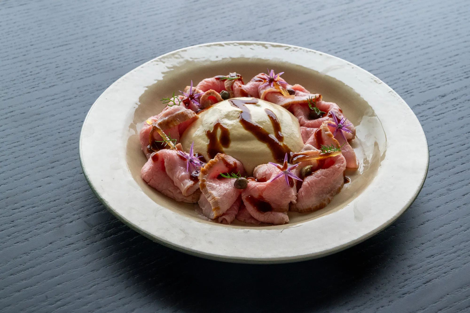 Antipasto di carne con crema e capperi dell'Al Toro Bistrò