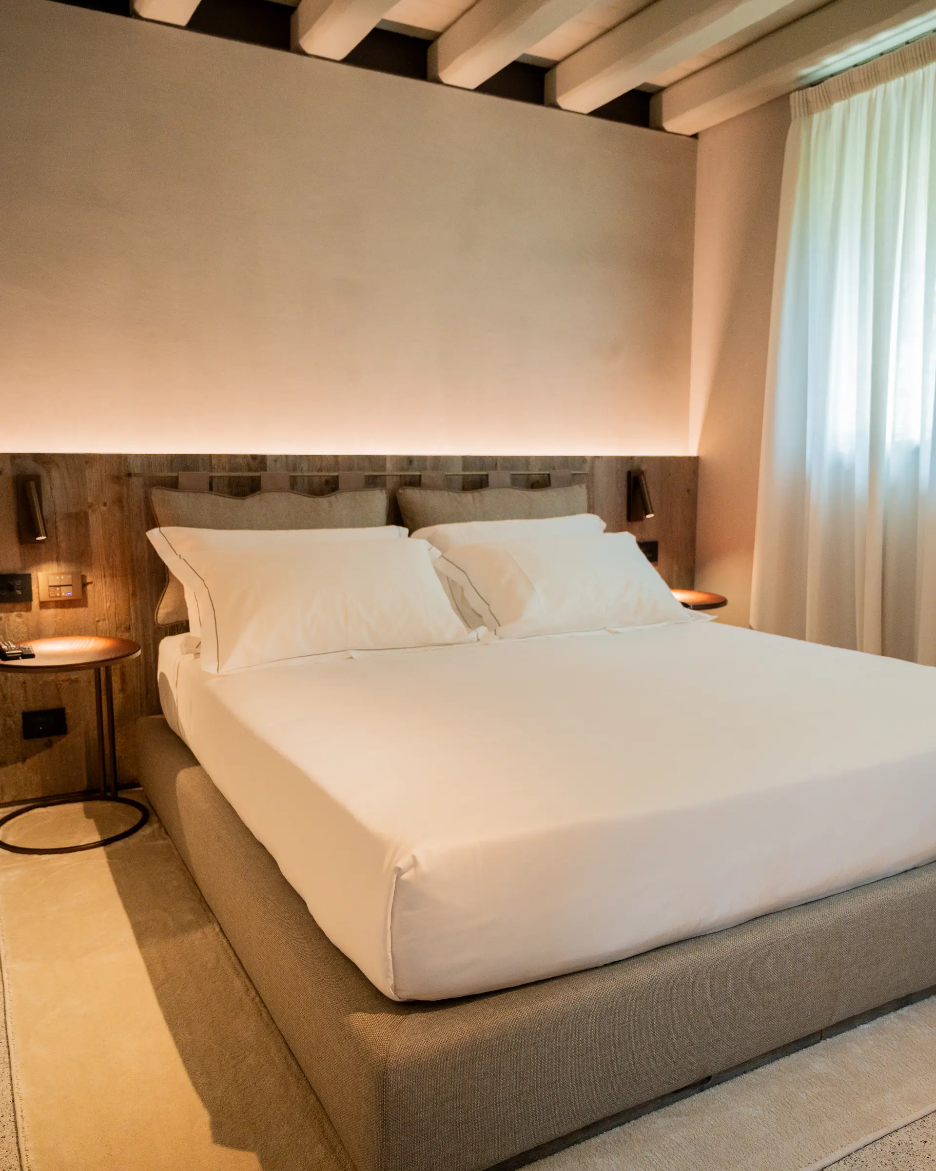 Camera Deluxe del Relais Borgo Taurino con letto king e testata in legno