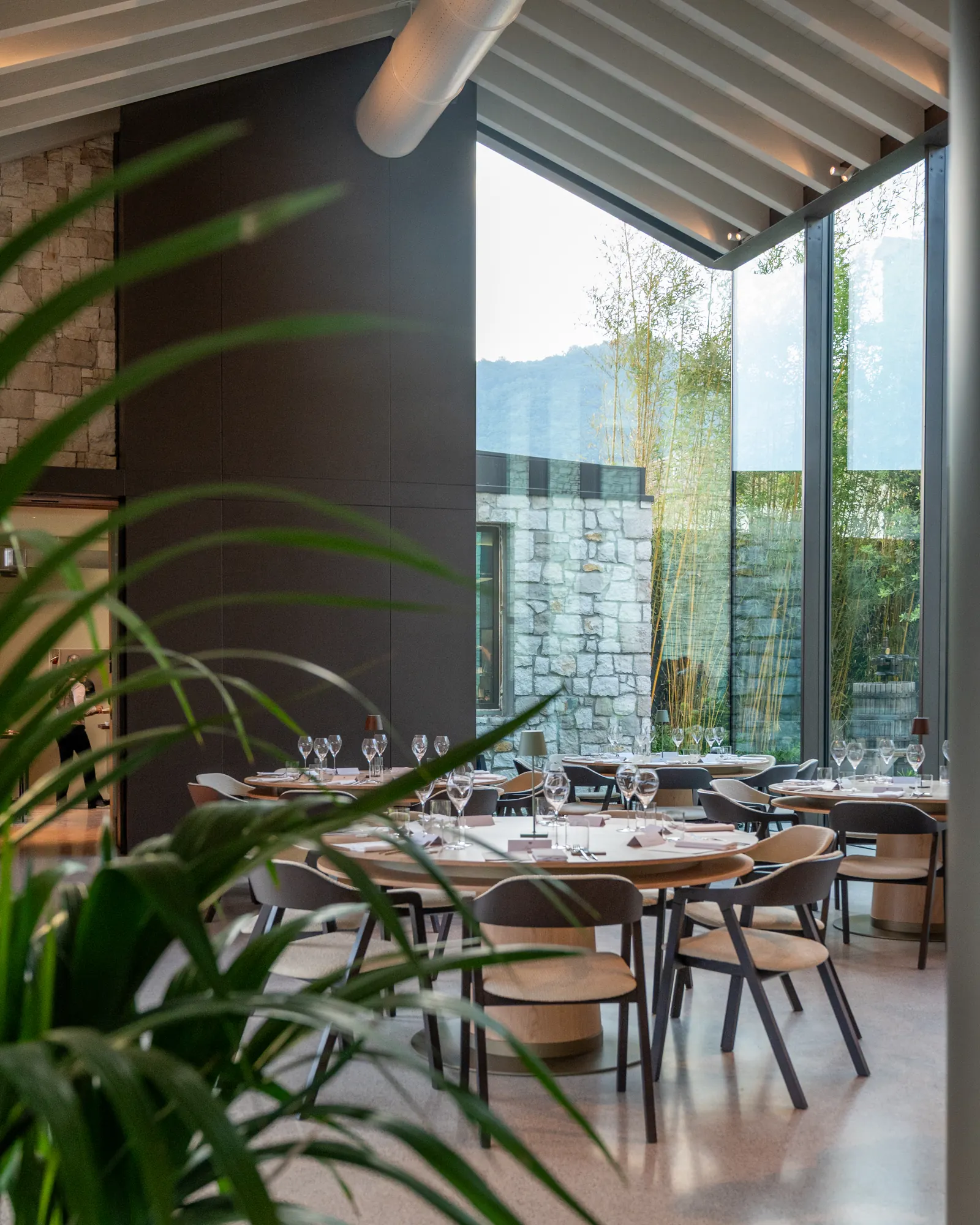 La sala del Ristorante Trame con vetrate sulla corte
